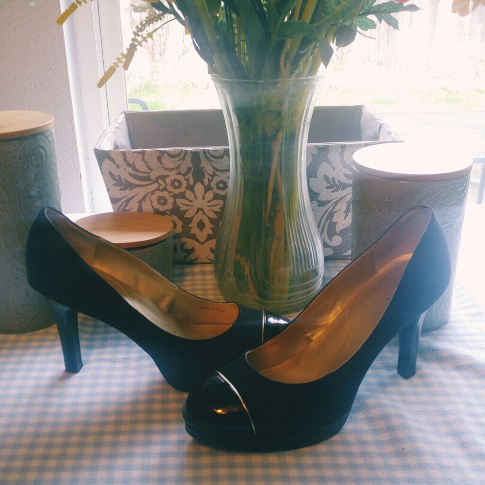 Black Tahari Heels size 8 1/2
